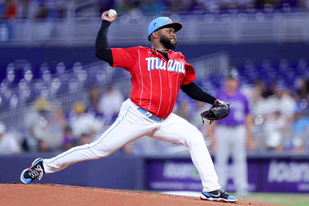 Johnny Cueto delivers a pitch