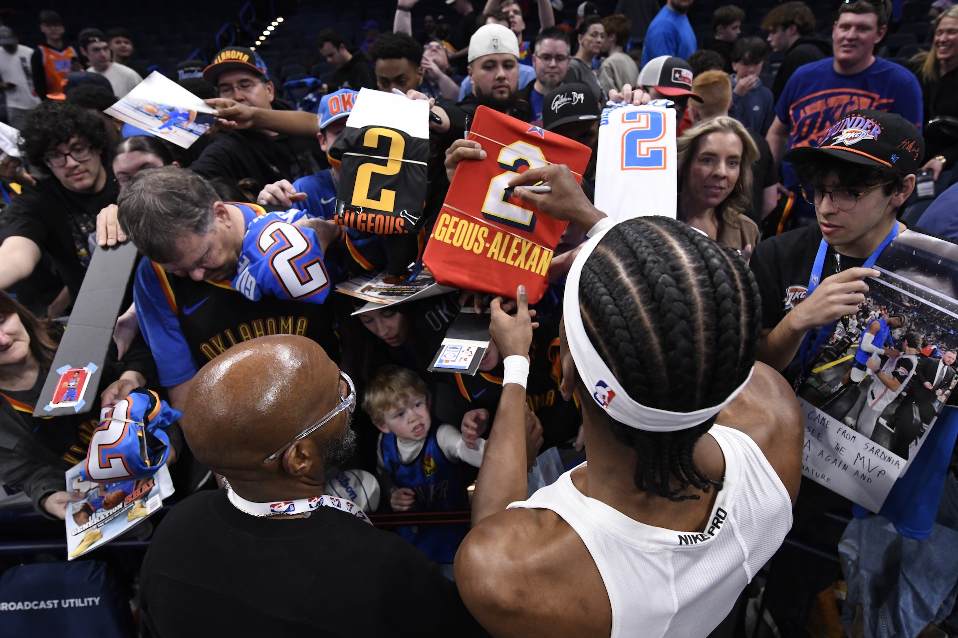 Shai Gilgeous-Alexander signs autographs